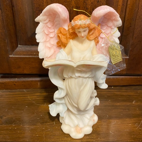 Roman Angel Figurine - Picture 1 of 5